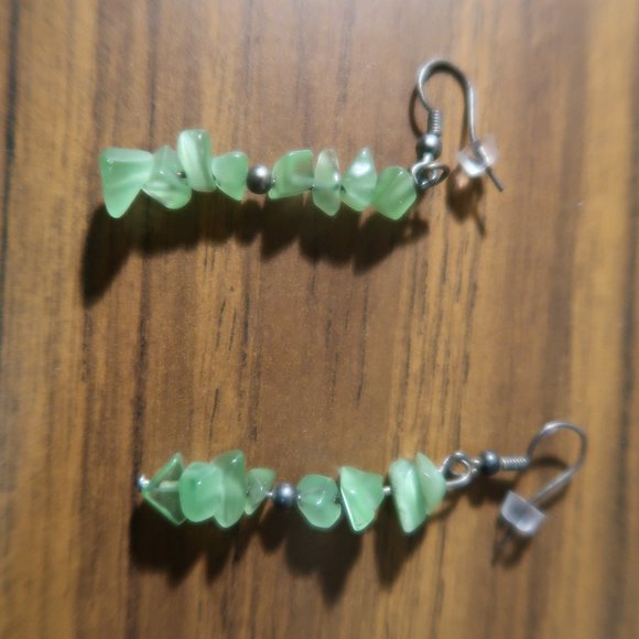 Light Green Stone Necklace/Pendant and Matching Dangle Earrings - Picture 6 of 7